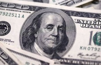 Dollar əsas valyutalara qarşı həftəlik bahalaşmaya hazırlaşır