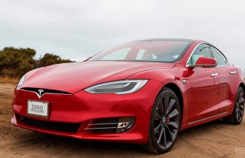 Park halında olan Tesla Model S yandı