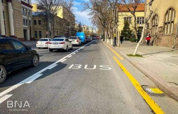 Daha bir küçədə xüsusi avtobus zolağının təşkili işləri yekunlaşıb