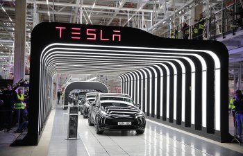 Tesla Almaniya fabrikindəki işçilərin maaşını artırıb