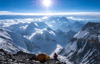 Qazaxstanlı 44 yaşlı qadın alpinist Everest dağını fəth edib