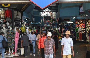 Cənubi Afrika iqtisadiyyatı zəif tələb istehsalı azaltdıqca kiçilir